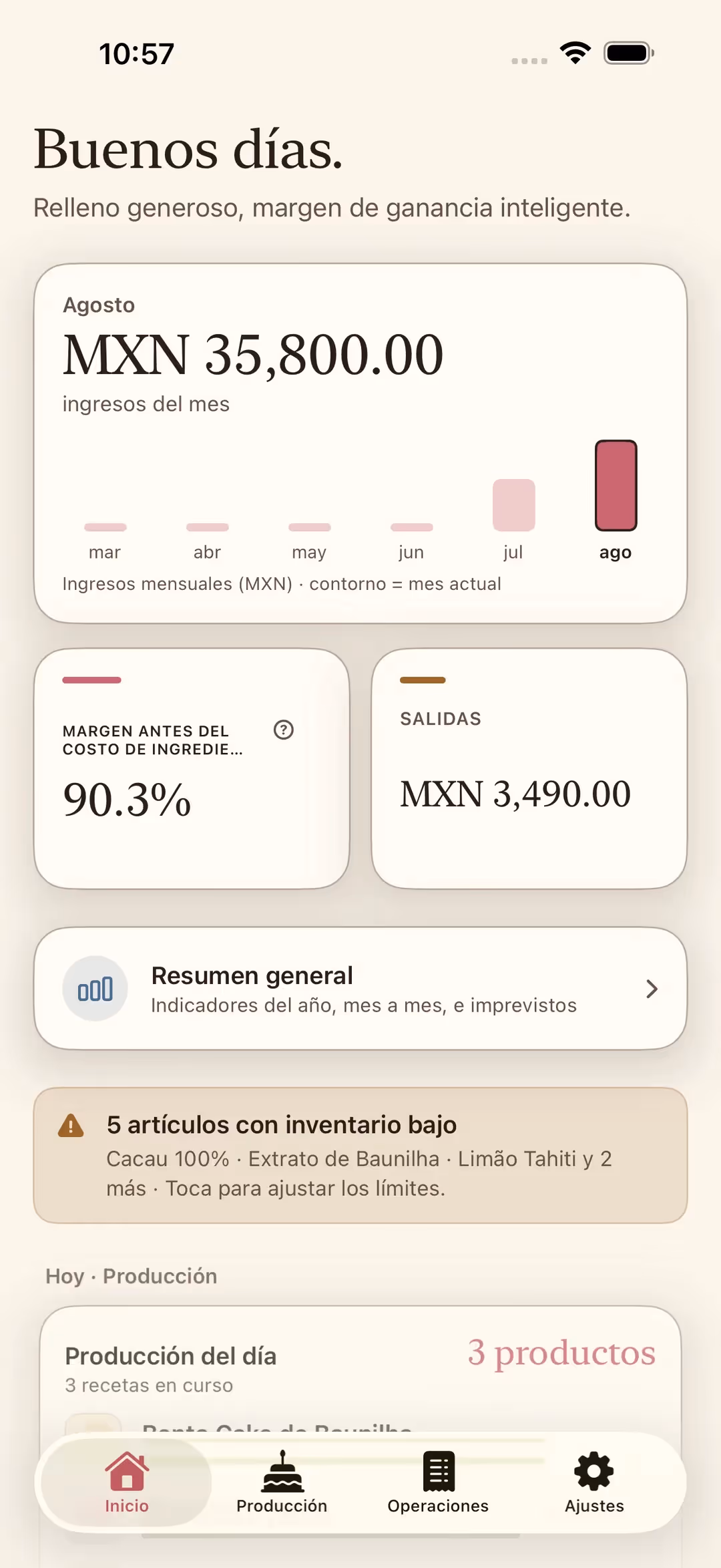Pantalla de inicio de Receitório en iPhone, con los ingresos del mes, el margen de ganancia, las salidas y la producción del día
