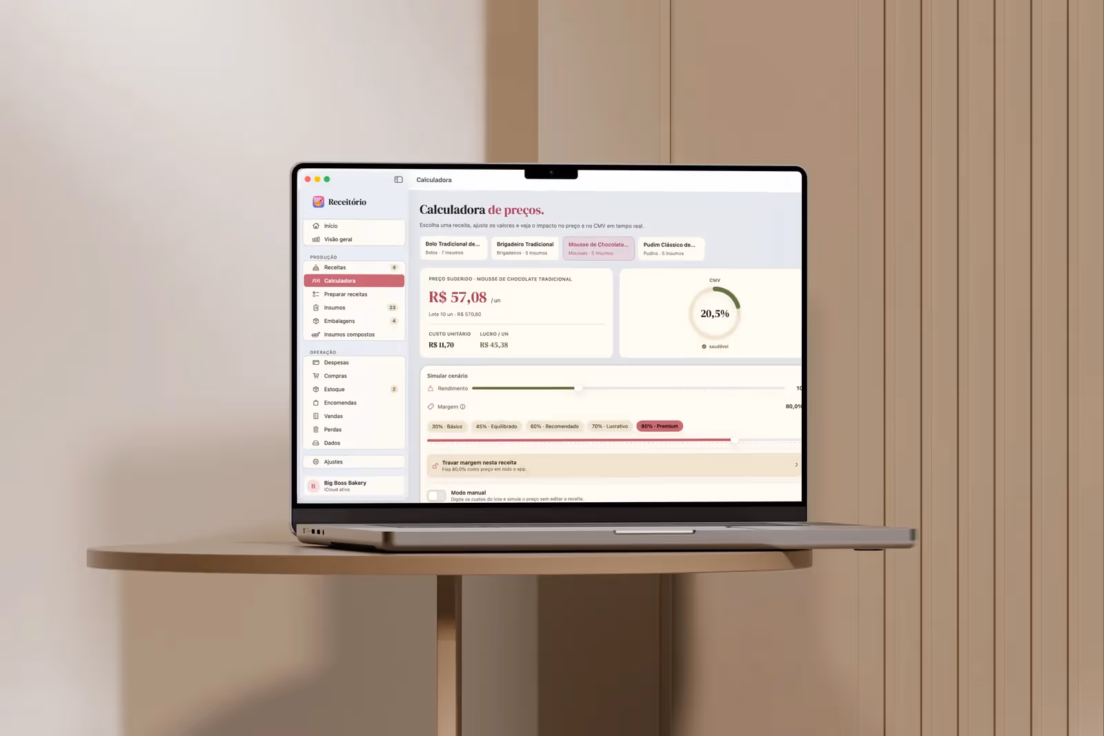Een MacBook op een ronde houten tafel met de kostprijscalculator van Receitório open, met de voorgestelde verkoopprijs, de kostprijs per stuk, de winst en het food cost-percentage