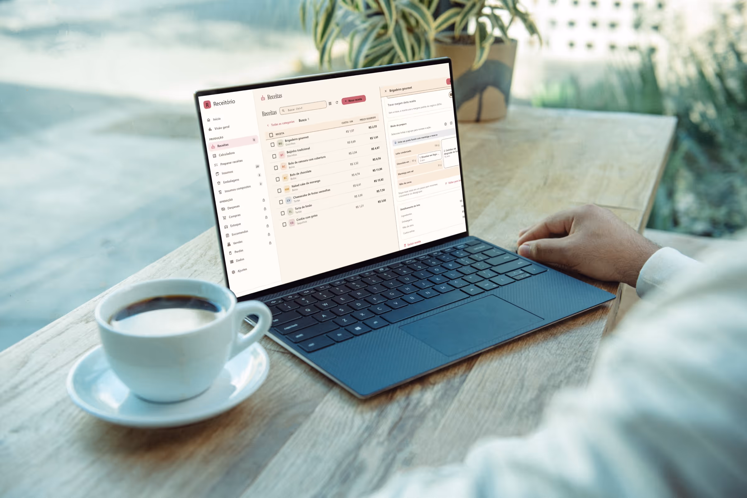 Notebook com o Receitório para Windows aberto na tela de receitas, sobre uma mesa de cafeteria